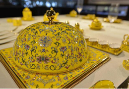 APEC国宴“帝王黄”餐具　68件套珐琅彩瓷9．8万