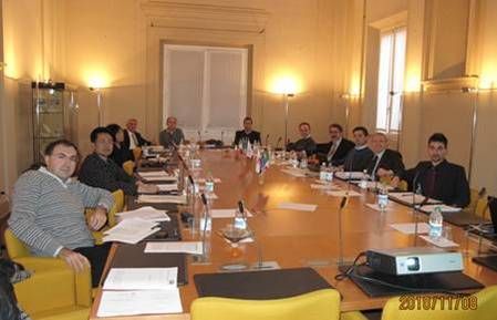 蒙娜丽莎企业董事张旗康(左二)参与讨论《陶瓷板》标准 蒙娜丽莎企业董事张旗康(左二)参与讨论《陶瓷板》标准