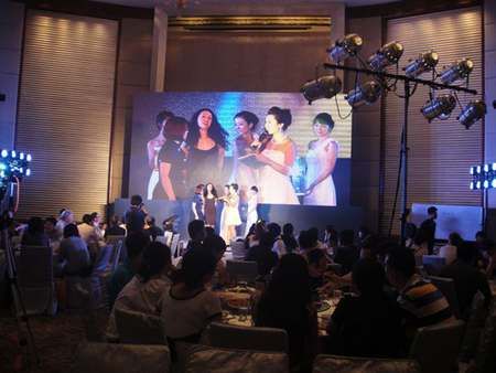 图为“玛莎拉蒂”御用设计师丽塔-坎帕纳女士在现场接收主持人采访 图为“玛莎拉蒂”御用设计师丽塔-坎帕纳女士在现场接收主持人采访