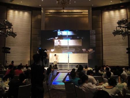 图为国际著名玄学大师赵丹青老师在现场演讲 图为国际著名玄学大师赵丹青老师在现场演讲