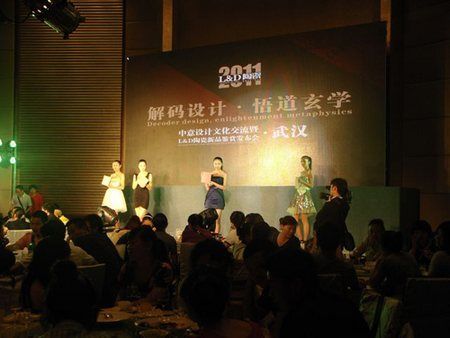 图为众模特在现场展示L&D陶瓷的新系列产品 图为众模特在现场展示L&D陶瓷的新系列产品