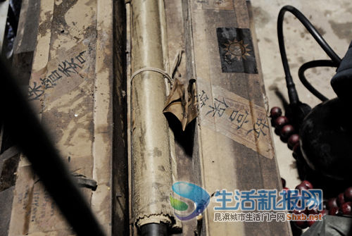 这些贴有“故宫保管委员会”的盒子及内装字画为83岁的原昆铁干部李大爷所有。是否真品,有待鉴定 本报记者 董玖永 摄