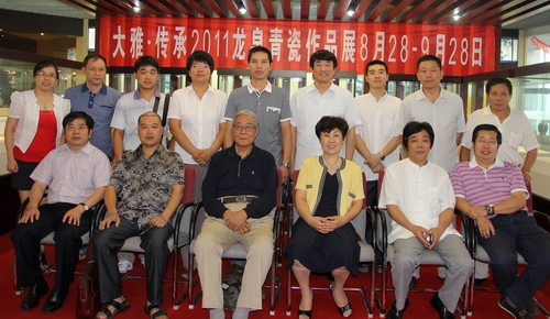 收藏爱好者与北京闽龙陶瓷艺术馆馆长陈进林、龙泉陶瓷大师合影留念