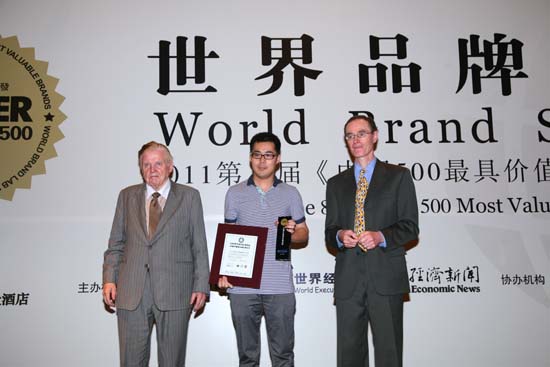 金意陶副总经理张念超代表领取证书和奖杯 金意陶副总经理张念超代表领取证书和奖杯