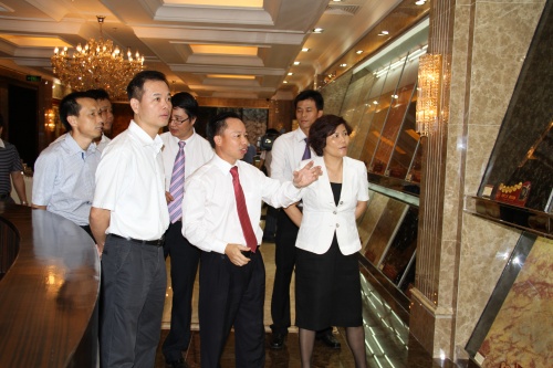 第一排:(左)阳西县许书记 、(中)博德叶董 、(右)阳西县吴县长 第一排:(左)阳西县许书记 、(中)博德叶董 、(右)阳西县吴县长