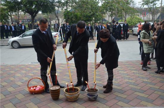  广东昊晟陶瓷有限公司营销总经理翁文平（左一）广东昊晟陶瓷有限公司产品拓展部经理关宗传（中）广东昊晟陶瓷有限公司财务部经理罗燕清（右一）