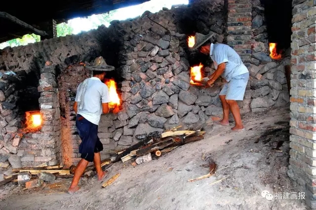 洞上陶艺村里,月记窑和记号窑等传统窑炉每月都会迎来数次柴烧